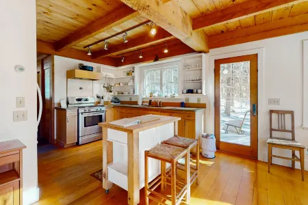 Light-filled Retreat in Mad River Valley Отели в г. Фейстон