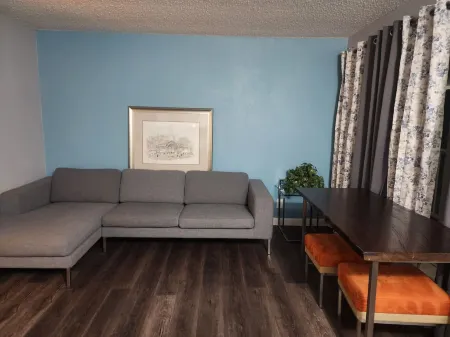 Cozy Retreat - Full Kitchen, Walking Distance to Amenities Отели в г. Парквуд