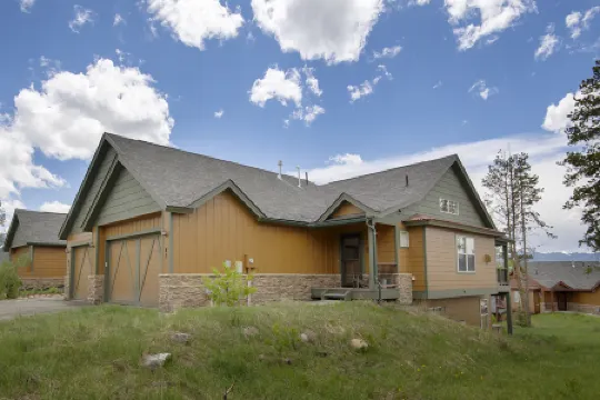 Spacious Townhome with Hot Tub and Mountain View - Cozy Retreat