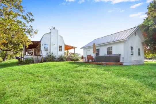 Charming Pecan Tree House with Porch Swing and Scenic Views - Delightful Retreat