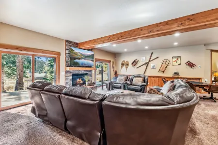 Private Hot Tub and Stunning Mountain Views - Luxurious Escape