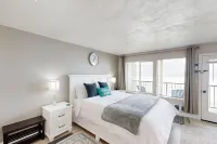 Stylish Escape W/ Shared Pool, Direct Beach Access, Private Balcony & Ocean View Hotels near Port of Newport - Commercial Marina