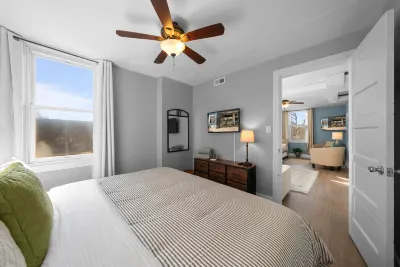 Broad Street Suite 1 |Parking Available |Downton |Walkable |Above Restaurant | King & Queen Bedroom