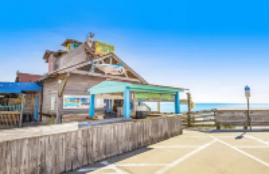 Bright condo with pool, W/D & central AC - close walk to the beach