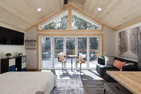 Cozy Dual Living Spaces with Outdoor Fire Pit - Charming Mountain Retreat Hotels in Twin Peaks