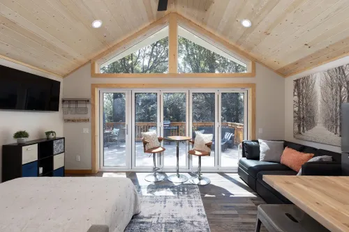 Cozy Dual Living Spaces with Outdoor Fire Pit - Charming Mountain Retreat 箭頭湖住宿飯店