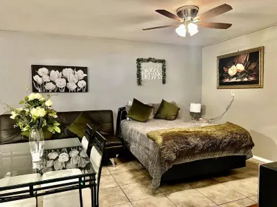 Premium Studio A w/private yard Hotels in der Nähe von Spring River Park and Zoo