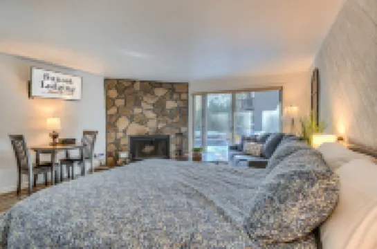 Charming Studio with Fireplace and Kitchenette - Cozy Retreat