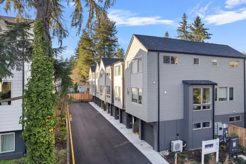 Spacious Three Story Townhouse with Modern Amenities - Inviting Family Retreat 에스페란스 호텔