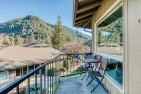 Mountain-view condo on the golf course with WiFi, private W/D & gas grill Hôtels à : Rhododendron
