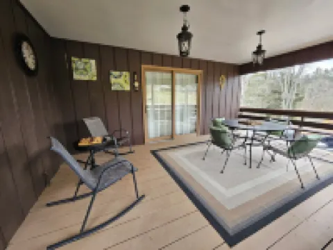 Charming 3-bedroom house with 1000sqft arcade style game room in awesome Bristol Hotels in Bristol