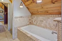 Tranquil Getaway and Stunning Craftsmanship - Serene Cabin Retreat Hotel di Cherry Log
