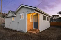 Steps to Beach and Vibrant Entertainment - Charming Coastal Haven Hotel di Rockaway Beach