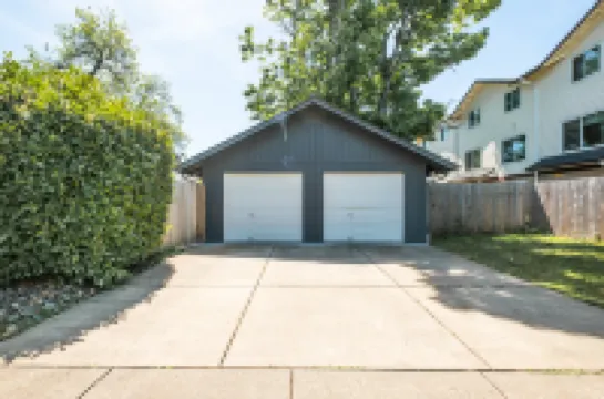 Charming Getaway with Spacious Living and Gourmet Kitchen - Beautiful Sanctuary