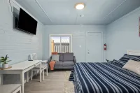 Kitchenette and Cozy Patio Area - Stylish Coastal Retreat Hotel di Rockaway Beach