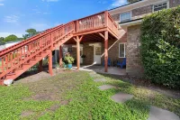 Charming 2-bedroom 1 bath cozy condo  with free bottle of wine and  Smart TVs