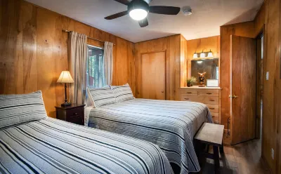Rustic Creek Haven - Historic Fireplace, Deck, WiFi 빅 트리스 루프 트레일헤드 주변 호텔