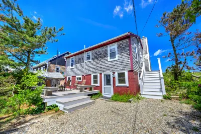 Oceanfront Views and Cozy Interiors - Charming Beach Cottage The Spotted Cod 주변 호텔