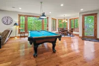 Hot Tub and Elevator - Stunning Mountain Sanctuary Hotels in Lincoln
