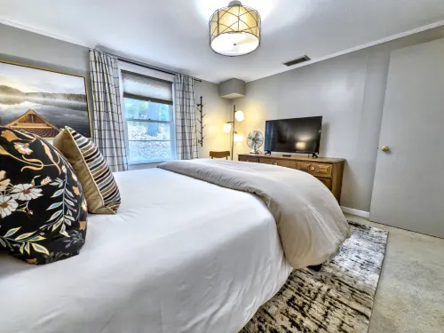 Breathtaking Lake Views and Cozy Outdoor Deck - Serene Getaway Hotels in Highlands