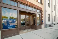 Modern Kitchen and Smart TV Experience - Stylish Tranquil Loft Hotels in Knox County