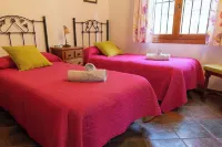 IN THE MOUNTAINS OF THE COSTA DEL SOL. Villa with private swimming pool - hot jacuzzi