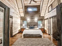 Chic Hideaway - Outdoor Fireplace, TV, Hot Tub Hotels in McCurtain County