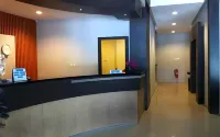 RedDoorz Plus Near Hotel Benua Kendari فنادق في Kendari Barat