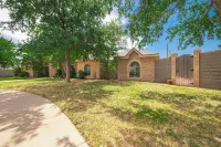 Right at Home-Midland Sprawling Ranch House with Pool Cabana and Playground