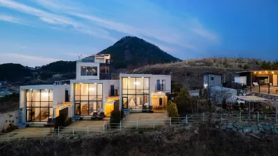 Geojedo Raonhiljo pollvilla Pension Hotels in Geoje-si