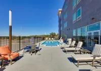 La Quinta Inn & Suites by Wyndham Lakeway Hotels in Hudson Bend