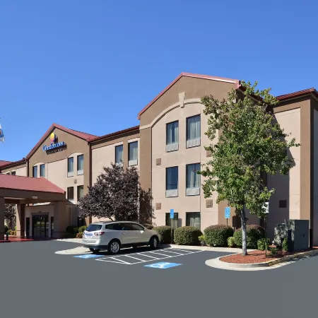 Comfort Inn & Suites at Stone Mountain