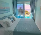 Barbara's Beach House, direct waterfront Playa Paraíso Manilva Andalusia Отели рядом с достопримечательностью «Marina De La Duquesa»