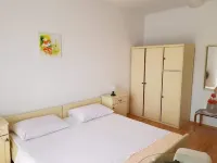 Apartments Dora Hotels in Selce