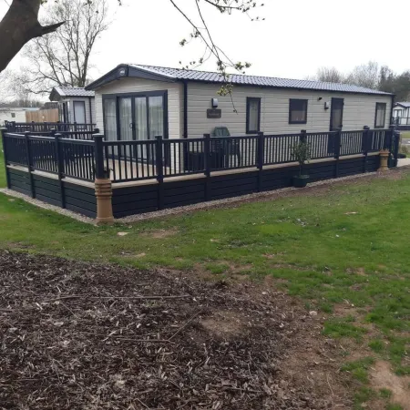 2-Bed Lodge Sleeps 4 - Pet Welcome - Fireplace