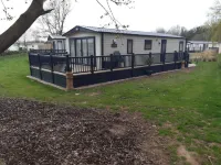 2-Bed Lodge Sleeps 4 - Pet Welcome - Fireplace - Homestays