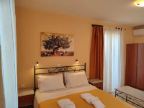 Elanthi Village Apartments - parcheggio