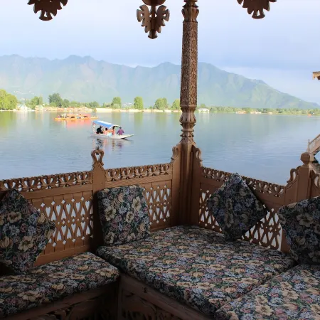 Wangnoo Houseboats