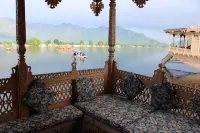 Wangnoo Houseboats