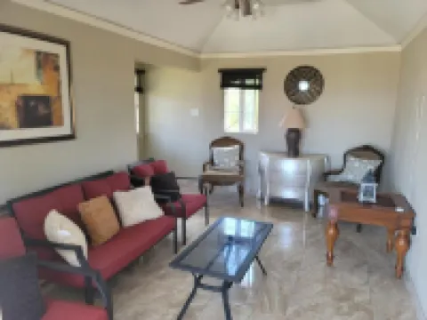 Soleil House with a View Hoteles en Priory