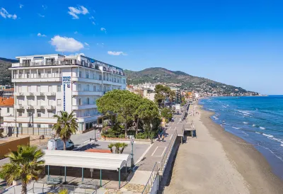 Grand Hotel Mediterranee Các khách sạn gần Stadio Comunale di Alassio Sandro Ferrando
