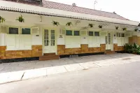 RedDoorz Syariah Near Titik Nol Yogyakarta Hotel a Villaggio Wirobrajan