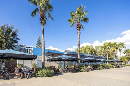 75 Prokymea- Steps from the Sea, Downtown, Balcony Отели рядом с достопримечательностью «Городской зоопарк»