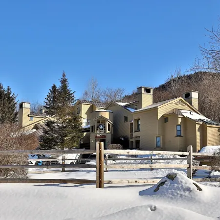 Skiers! Fox Hollow 2Br/2ba Condo. Across from Pico, Minutes to Killington 2 Bedroom Condo