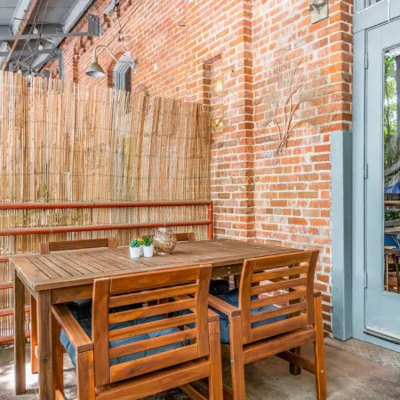 100 Year-Old Historic Brick 2Br Loft & Large Patio & Hammocks & High Ceiling