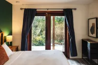 Secluded Oceanfront - Upstairs - Hot Springs