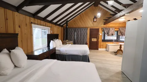 Algonquin Lakeside Inn فنادق في Dwight