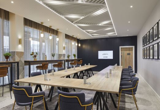 코트야드 바이 메리어트 런던 시티 에어포트의 현대적인 로비