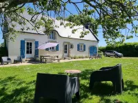 Superb renovated villa in Kerdalé with large garden - 400m from the beach Hotels in Trégunc