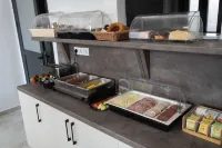 Aeonian Luxury Suites - Frühstück